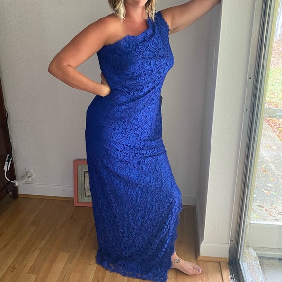 Blue scalloped Laced gown - Picture 1 of 3